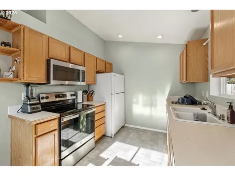 692 N 1st Street Creswell OR 97426