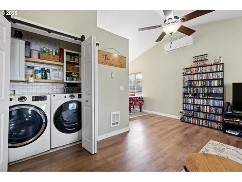 692 N 1st Street Creswell OR 97426