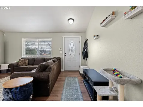 692 N 1st Street Creswell OR 97426