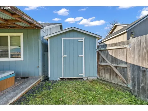 692 N 1st Street Creswell OR 97426
