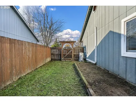 692 N 1st Street Creswell OR 97426