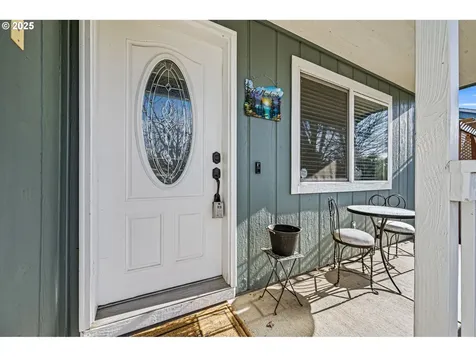 692 N 1st Street Creswell OR 97426