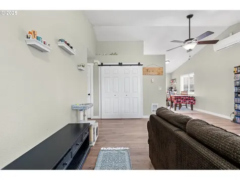 692 N 1st Street Creswell OR 97426