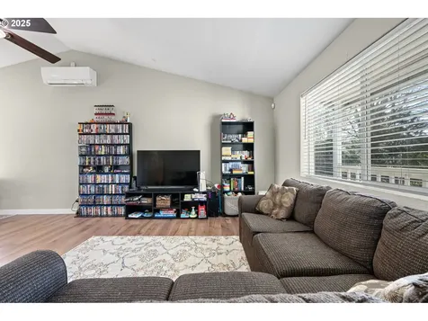 692 N 1st Street Creswell OR 97426