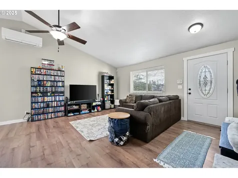 692 N 1st Street Creswell OR 97426