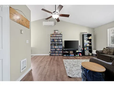 692 N 1st Street Creswell OR 97426