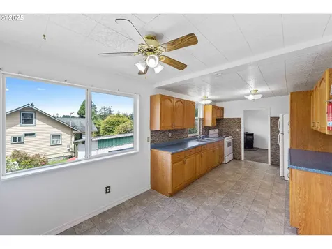 1033 Ohio Avenue North Bend OR 97459