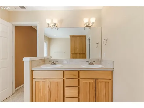 2104 NE 180th Place Vancouver WA 98684