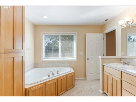 2104 NE 180th Place Vancouver WA 98684