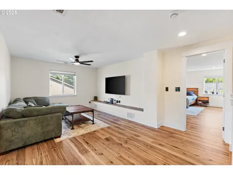 2558 NW White Oak Avenue Albany OR 97321