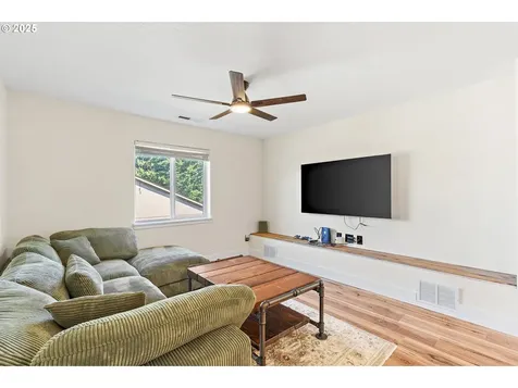 2558 NW White Oak Avenue Albany OR 97321