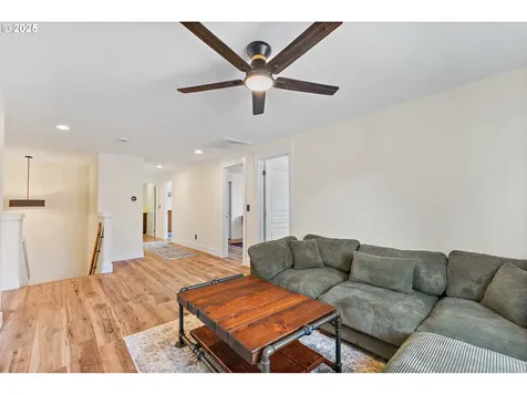 2558 NW White Oak Avenue Albany OR 97321