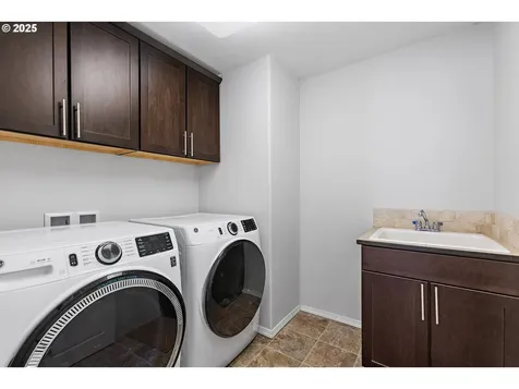 2558 NW White Oak Avenue Albany OR 97321