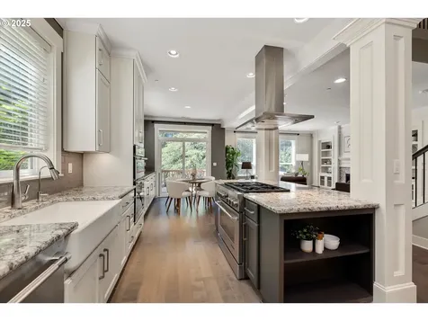 4537 SW 60th Place Portland OR 97221
