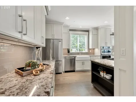 4537 SW 60th Place Portland OR 97221
