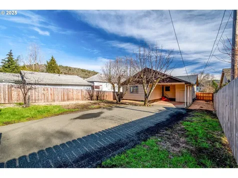 568 NE Nash Street Roseburg OR 97470