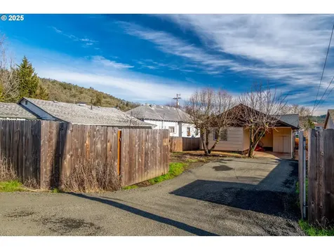 568 NE Nash Street Roseburg OR 97470