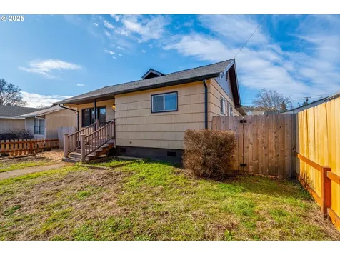 568 NE Nash Street Roseburg OR 97470