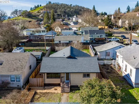 568 NE Nash Street Roseburg OR 97470