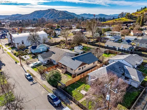 568 NE Nash Street Roseburg OR 97470