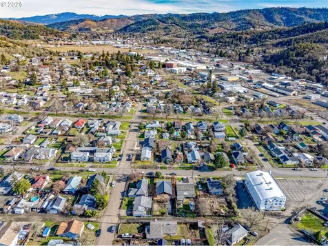 568 NE Nash Street Roseburg OR 97470