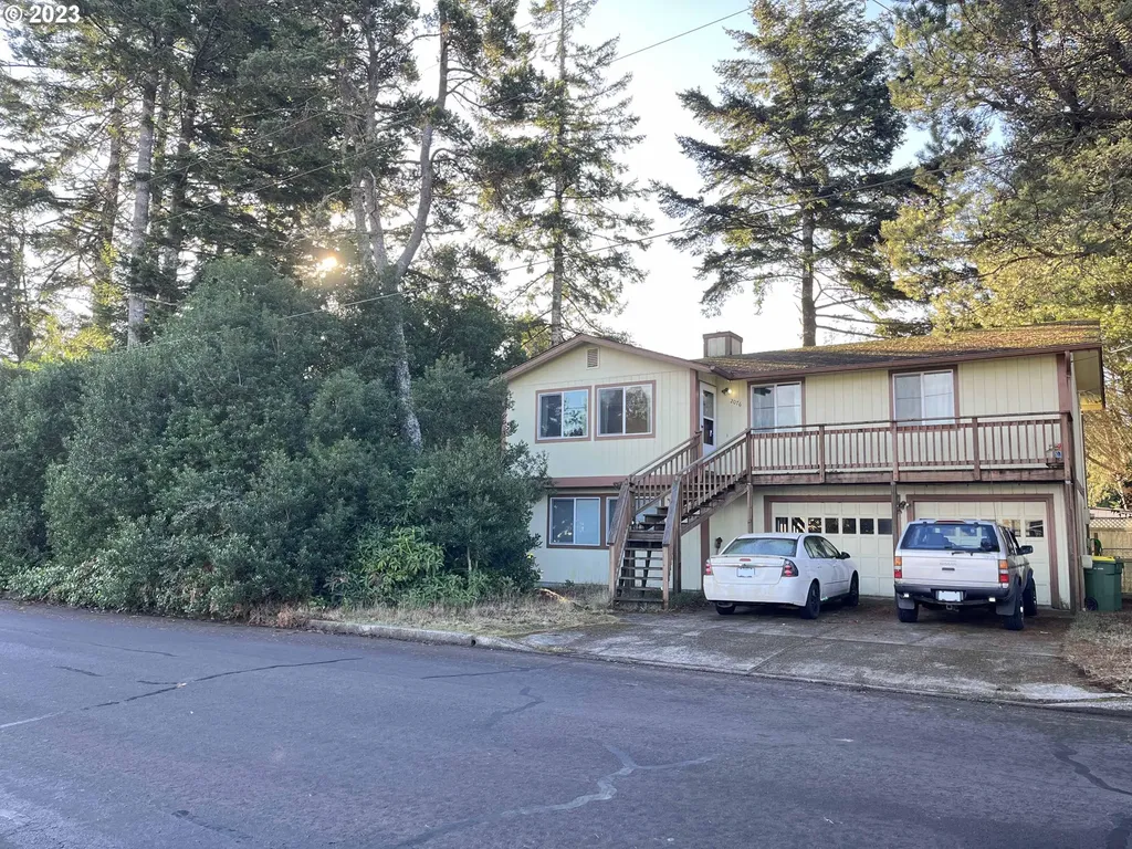 2076 16th Street Florence OR 97439