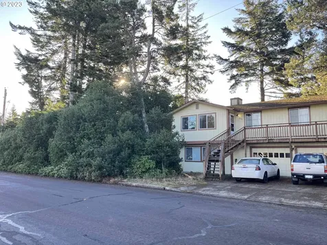 2076 16th Street Florence OR 97439