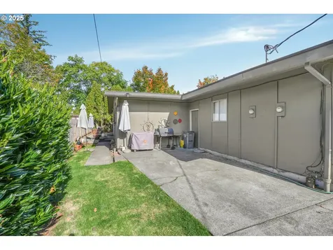 16125 SE Lincoln Street Portland OR 97233