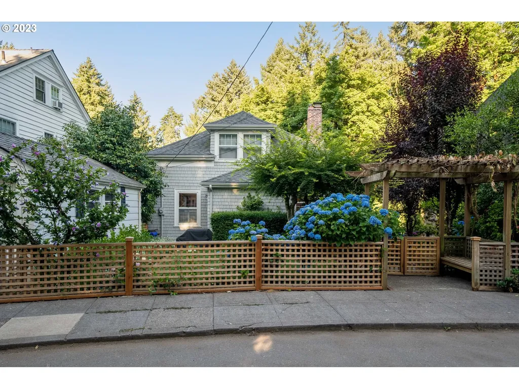 2460 Sw Sherwood Drive Portland OR 97201