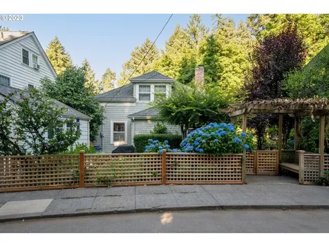 2460 Sw Sherwood Drive Portland OR 97201