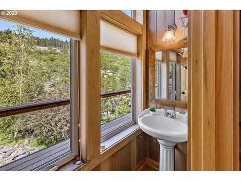 2560 N Valley View Road Ashland OR 97520