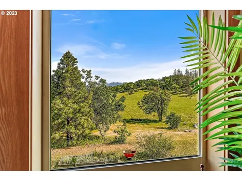 2560 N Valley View Road Ashland OR 97520