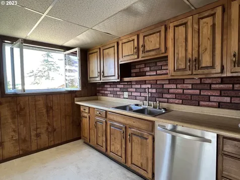 649 S Wall Street Coos Bay OR 97420