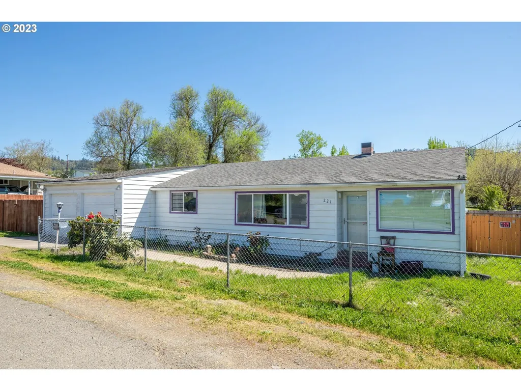 221 Se Robinson Street Winston OR 97496
