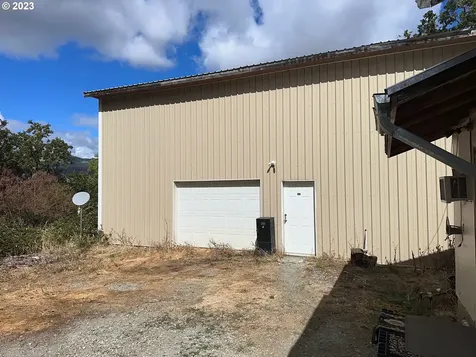 400 Decarlo Lane Riddle OR 97469
