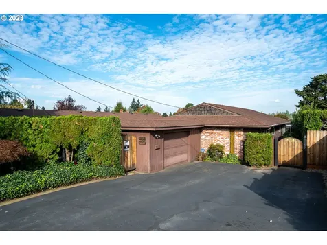 9007 Ne Irving Street Portland OR 97220