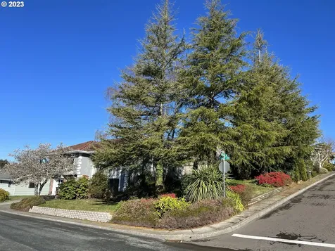 815 Highland Avenue Brookings OR 97415