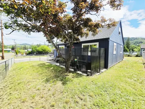 2951 NE Yount Avenue Roseburg OR 97470