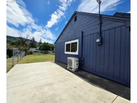 2951 NE Yount Avenue Roseburg OR 97470