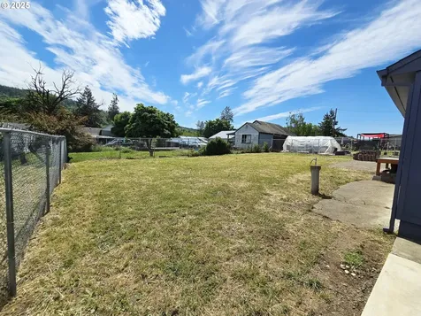 2951 NE Yount Avenue Roseburg OR 97470