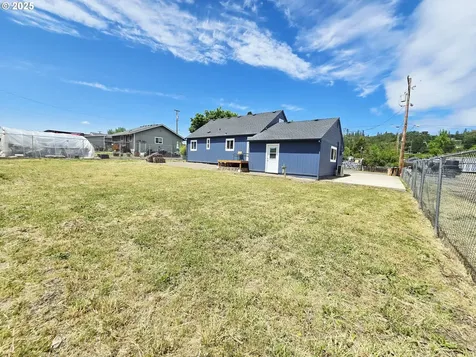 2951 NE Yount Avenue Roseburg OR 97470