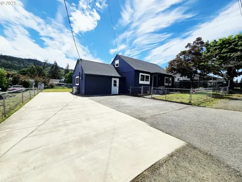 2951 NE Yount Avenue Roseburg OR 97470