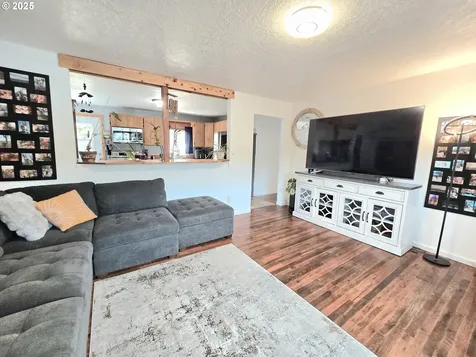 2951 NE Yount Avenue Roseburg OR 97470