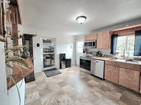 2951 NE Yount Avenue Roseburg OR 97470