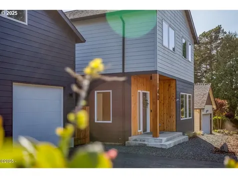 140 NW Lancer Street Lincoln City OR 97367