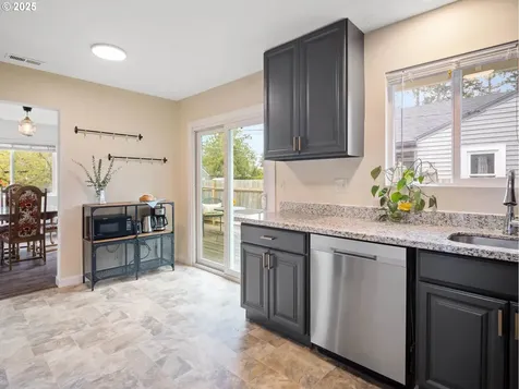 6437 SE Clatsop Street Portland OR 97206