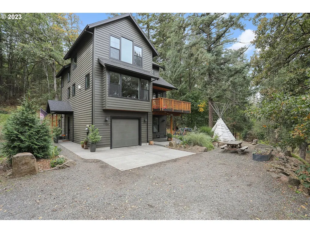 1104 4th Avenue Mosier OR 97040