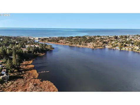 446 Se Port Avenue Lincoln City OR 97367
