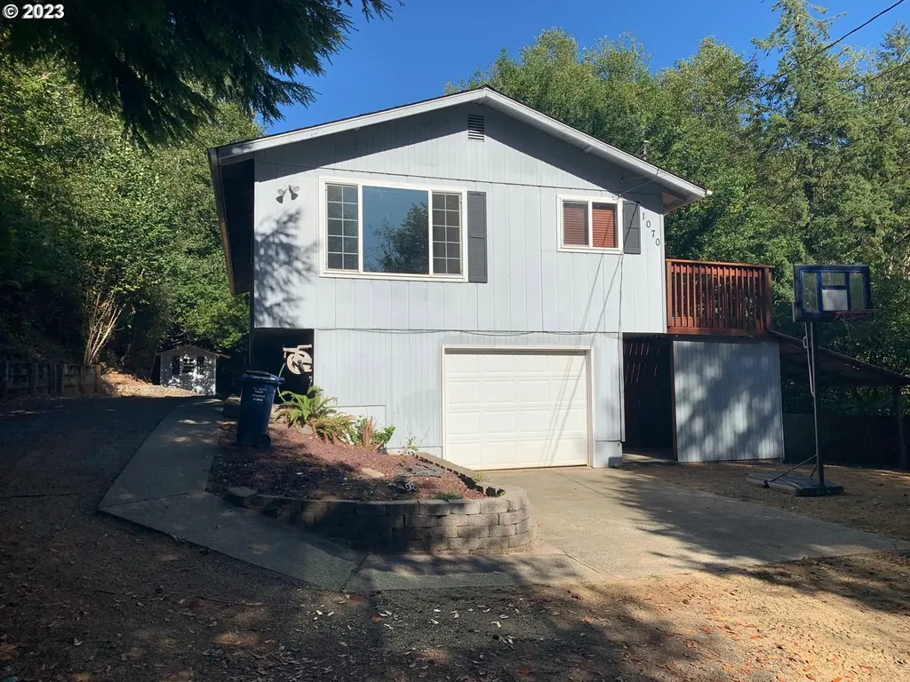 1070 N Irving Street Coquille OR 97423