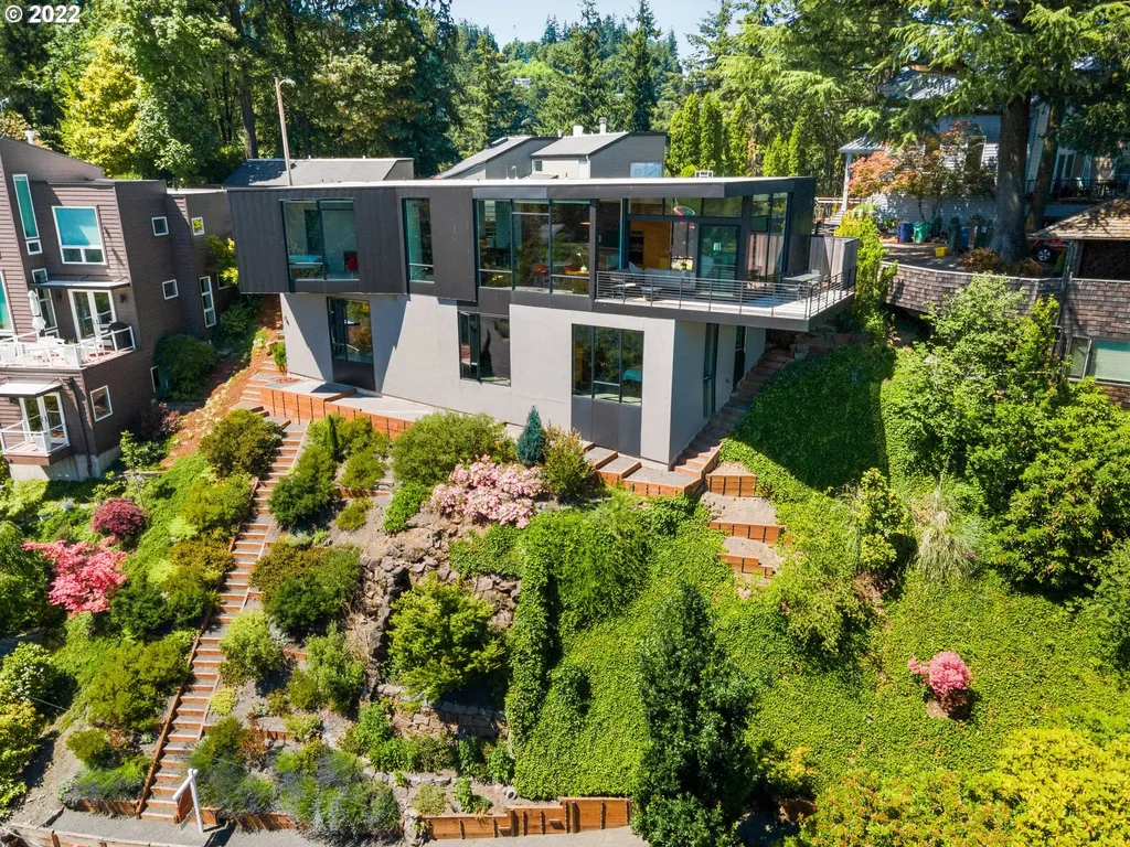 2910 SW Canterbury Lane Portland OR 97205